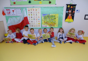 13 Dzieci pokazują obrazki z opowiadania o Lechu, Czechu i Rusie